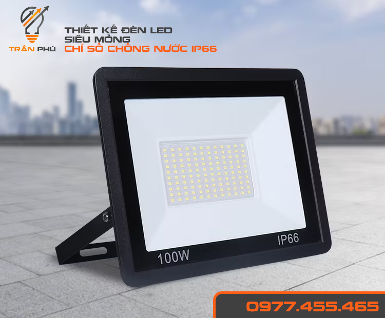 ảnh 1 chiếc đèn pha led 100W đặt trước nền background bê -tông với icon trần phú của công ty đèn chiếu sáng Trần Phú